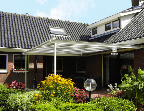 Pergolino-zonwering-met-LED-verlichting-Horeca-terras-zonwering-Horeca-terrasoverkapping-doek-Horeca-17